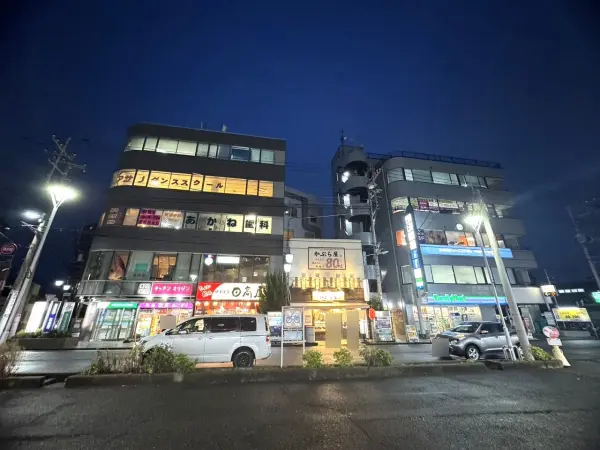 西所沢駅前には飲食店、コンビニがございます。