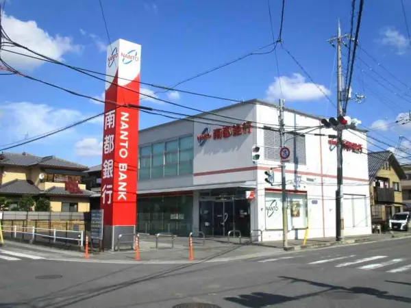 南都銀行結崎支店まで徒歩6分です。他金融機関も徒歩6分圏内にある周辺環境となっております。