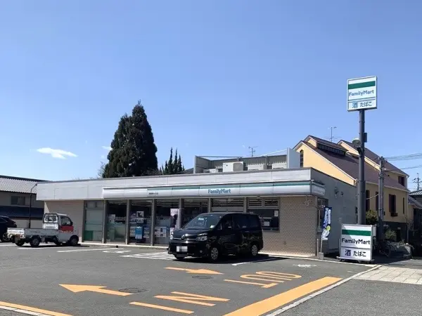 ファミリーマート西登美ヶ丘店まで徒歩6分です。徒歩でもアクセスしていただきやすい距離です。