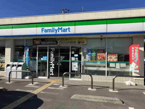 ファミリーマート香芝高山台店まで徒歩3分です。徒歩でアクセスしていただきやすい距離です。