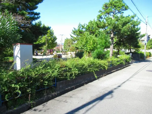 徒歩9分。小さなお子様と一緒に毎日でも外遊びに出かけられる距離にあります。
