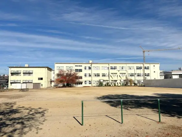 佐保小学校まで徒歩5分です。毎日のお子さまの通学もしていただきやすい距離となっております。