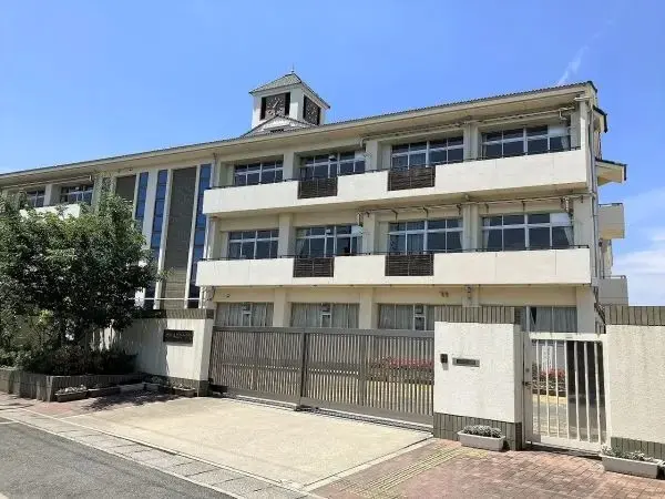 香芝北中学校まで徒歩５分の立地です。毎日のお子さまの通学もしていただきやすい距離となっております。