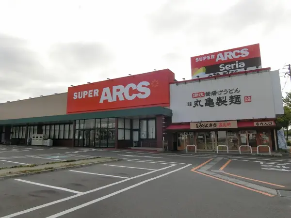 食料品店やうどん店などがあります。