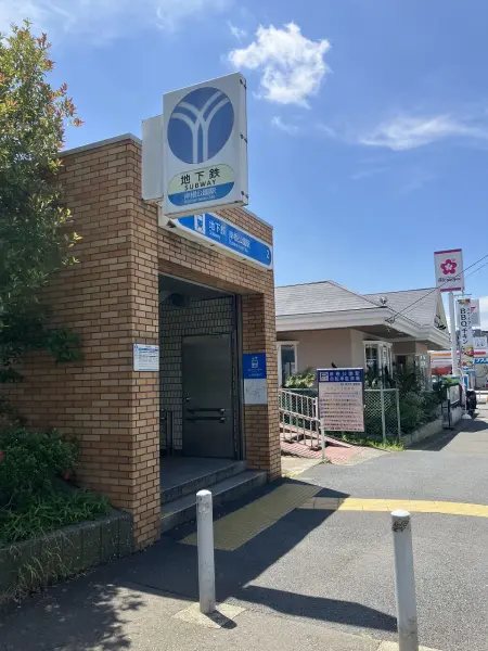 徒歩10分。湘南台方面、あざみ野方面へアクセス可能です。