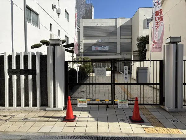 徒歩23分。1955年開校の歴史ある中学校。