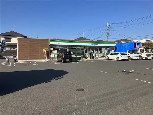 徒歩6分。ちょっとした買い物、ATMの利用や各種請求書払いの際も利用可。マルチコピー機設置。