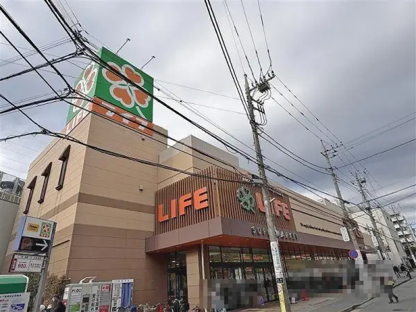 徒歩9分。生鮮食品や日用品などが取り扱われているスーパーです。