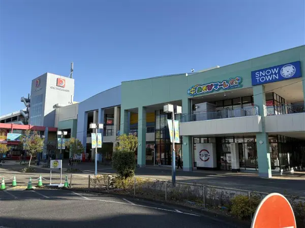 徒歩3分。スーパー、衣料品店、飲食店などのほか、映画館なども入っています。