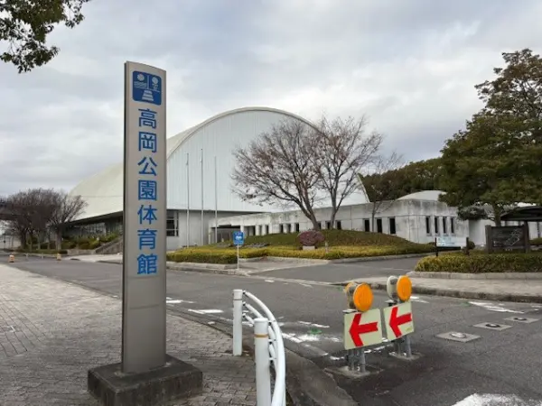 徒歩11分。体育館・テニスコートがあります。駐車場あり。/2025年12月撮影