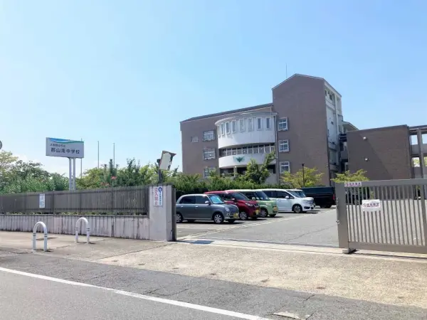 郡山南中学校まで徒歩12分です。
毎日のお子さまの通学もしていただきやすい距離となっております。