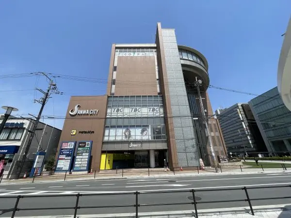 サンワシティ西大寺まで徒歩７分です。ドラッグストアや飲食店、病院、学習塾等が入っている商業ビルです。