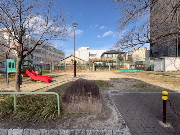 徒歩2分。小さなお子様と一緒に毎日でも外遊びに出かけられる距離にあります。