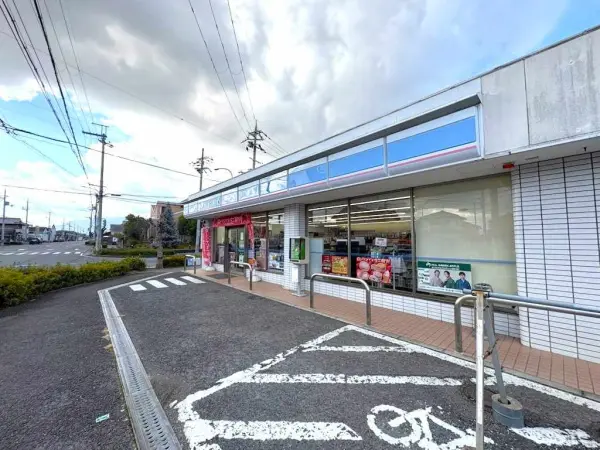 ローソン広陵馬見北二丁目店まで徒歩9分です。徒歩でも十分にアクセスしていただける距離です。