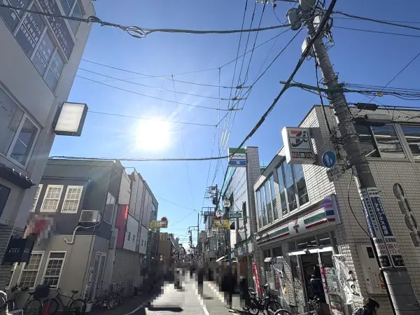 徒歩10分。旗の台駅の東口前の商店街。大学病院までの通りに魅力的なお店があります。