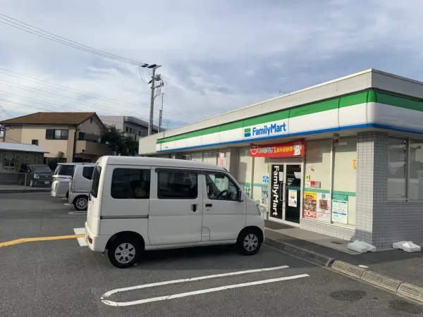 ファミリーマート伊丹稲野店まで徒歩8分です。