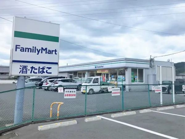 ファミリーマート奈良藤ノ木台店まで徒歩8分です。駐車場があるため、お車でのアクセスも可能です。