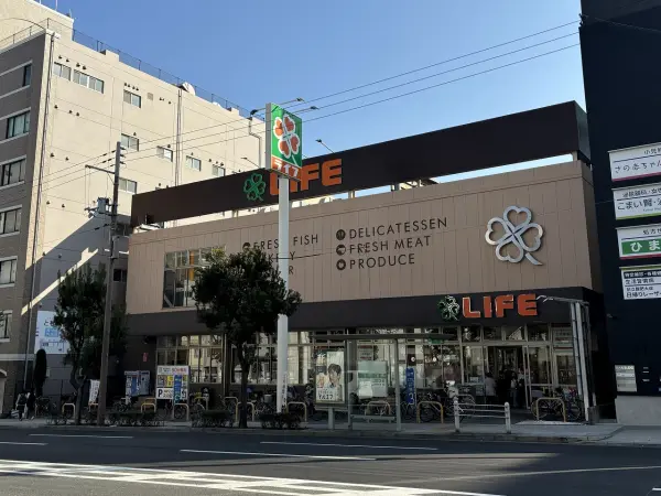 徒歩6分。営業時間は9:30～0:00※ドラッグコーナーは21:00まで。