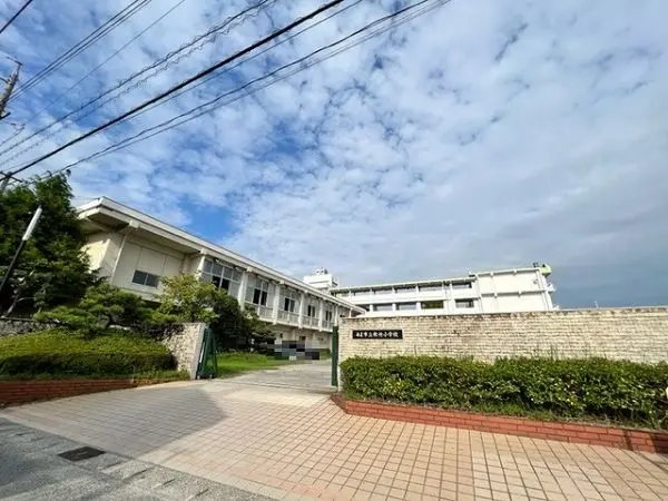 徒歩8分。低学年のお子様も負担の少ない距離です。HPより行事予定などを確認することができます。