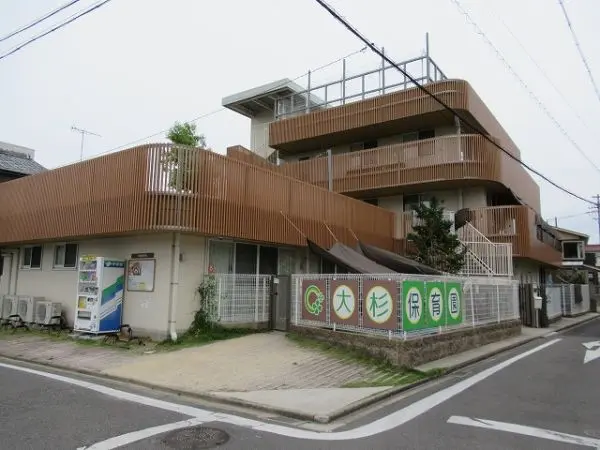 徒歩7分。開園時間は月～土曜7:30～19:30。裸足保育や泥遊び等の大胆な遊びを取り入れています。