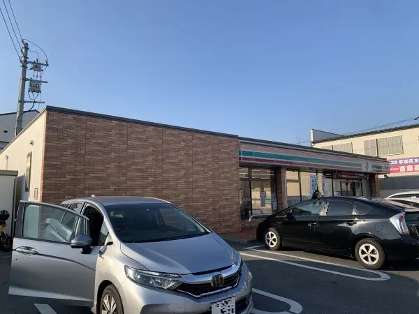 徒歩8分。酒類・タバコの取り扱い有。ヤマト運輸の宅配サービス受付が行われております。