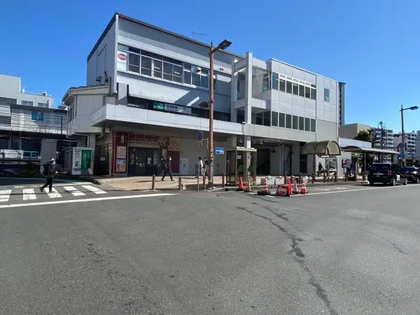 バス乗車4分、里見橋バス停徒歩6分／駅には駐輪場があり自転車でのアクセスも可能です。
