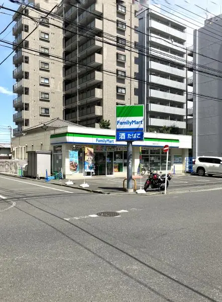 徒歩4分。マルチコピー機やセルフレジが設置されております。