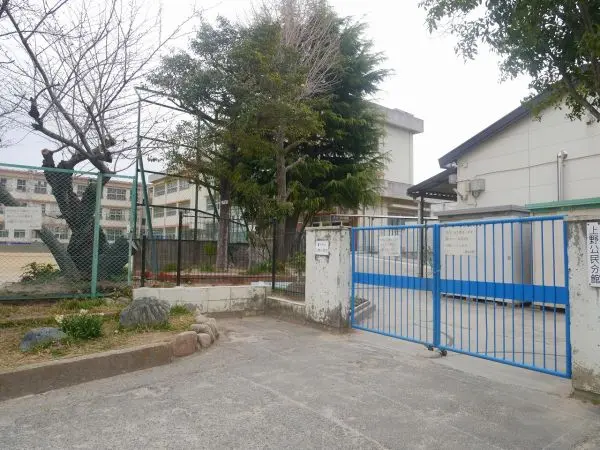 徒歩13分です。求める児童像は自らよく考え、創意工夫する子ども(確かな学力)などです。