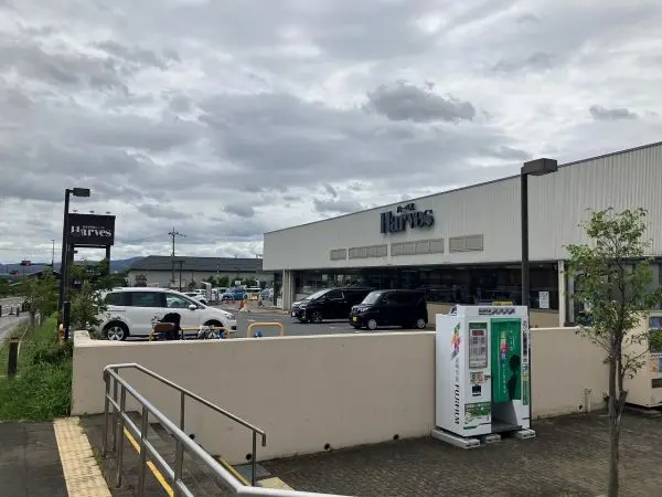ハーベスあやめ池店までは徒歩9分の立地です。毎日のお買い物もしていただきやすい距離となっております。