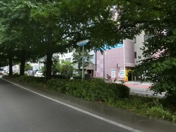 仙台市中心部を南北に走る幹線道路のひとつ。沿道には多数施設が立ち並んでいます。