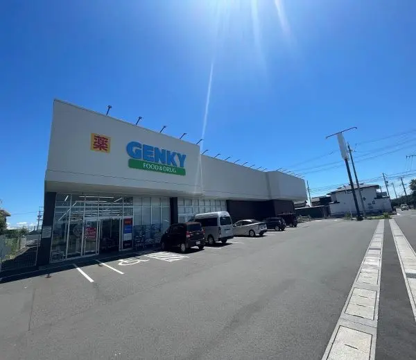 徒歩17分。医薬品や日用品のほか、生鮮食品も取り扱われています。品質にこだわっています。