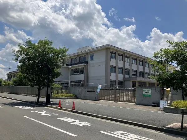 城山台小学校までは徒歩6分の立地です。毎日のお子様の通学もしていただきやすい距離となっております。