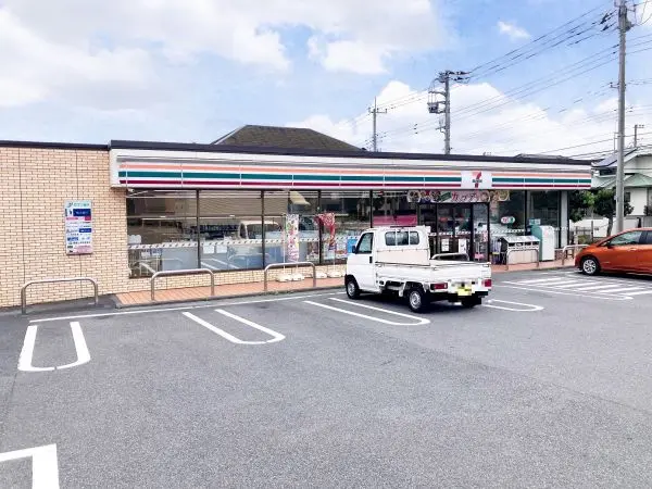 徒歩2分。お酒たばこの取り扱い有。ATM、マルチコピー機、ペットボトル回収機が設置されています。
