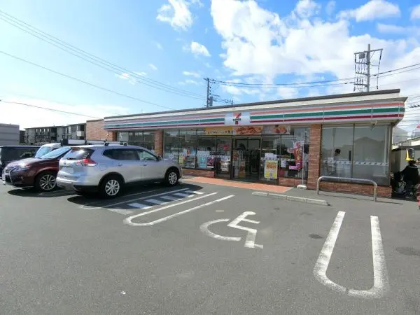 徒歩3分。食品や日用品、お酒、たばこなどの取り扱いがあります。