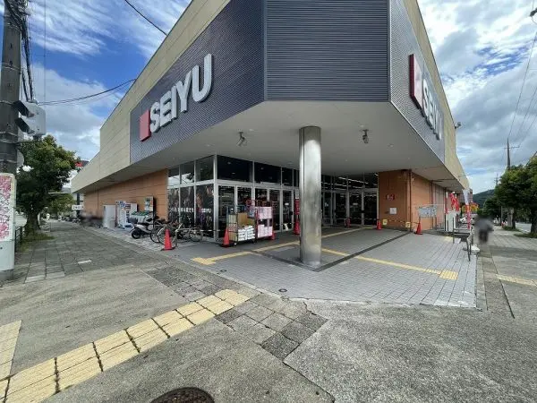 徒歩3分。食料品や日用品などが取り扱われているスーパーです。24時間営業。