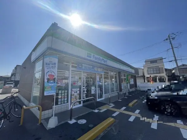 ファミリーマート城陽平川店まで徒歩4分です。