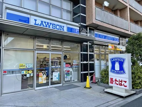 徒歩3分。店内キッチンで調理された商品や、無印良品の商品が取り扱われている店舗です。
