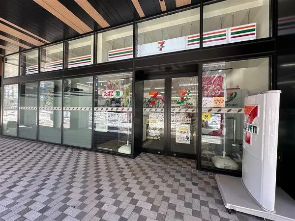 セブンイレブンホテルエミオン札幌店です。徒歩2分のところにあります。