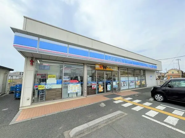 徒歩13分／24時間営業。県道沿いにあり、広めの駐車場が設けられています。
