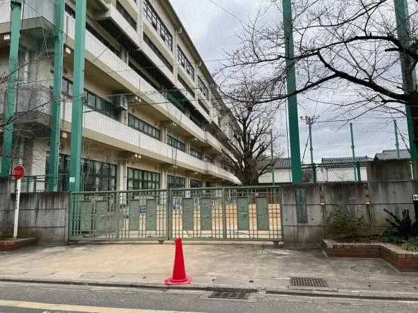 京都市立御所南小学校まで徒歩6分です。