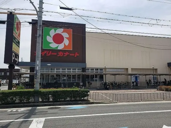 駅方面に位置しているため、お仕事帰りなどに立ち寄ることもできそうです。駐車場あり。