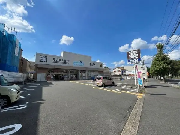 ウエルシアダックス右京葛野八条店まで徒歩8分です。