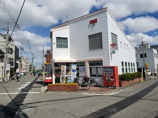 歩いて利用しやすい距離にあります。