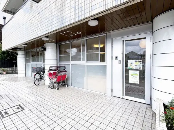 徒歩9分。定員18名、生後57日目から2歳児までのお子様の保育が行われている保育園です。
