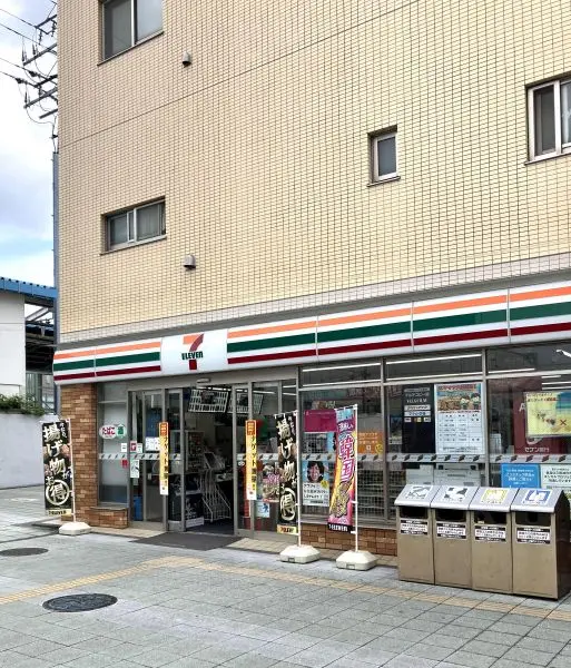 徒歩5分。酒類・たばこ・揚げ物惣菜などが取り扱われています。