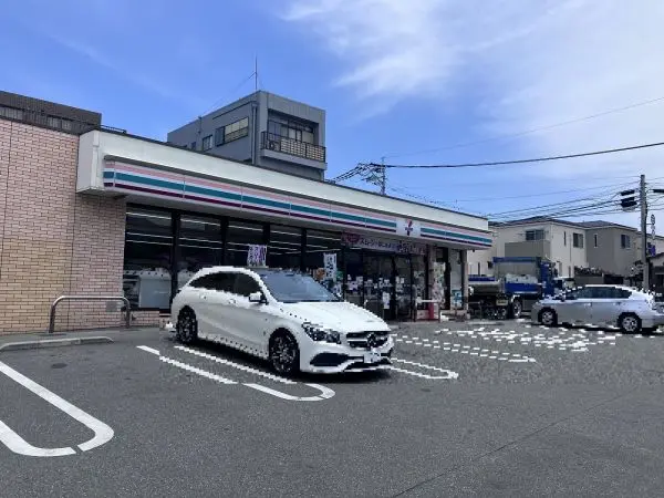 徒歩4分にセブンイレブンのコンビニエンスストアがあります。