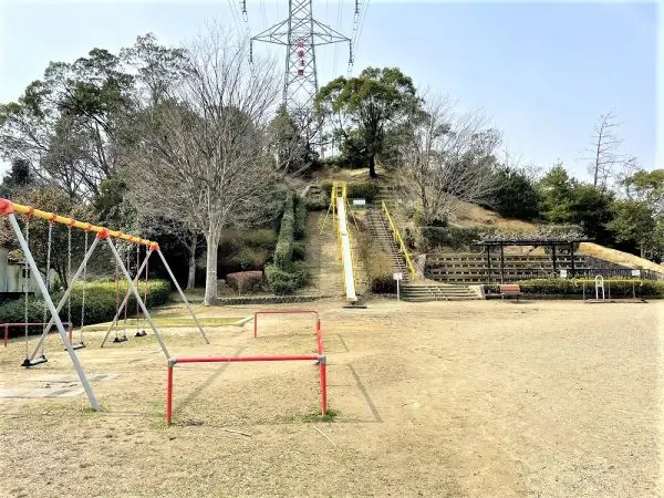 徒歩3分　ブランコや砂場の他、長い黄色の滑り台が設置された公園です。