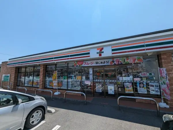 徒歩2分。24時間営業のコンビニエンスストアです。店舗留置サービスなどが行われています。