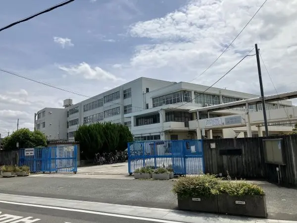 学校のホームページには進路コーナーや教職員の校内研修会・本日の給食などの掲載があります。