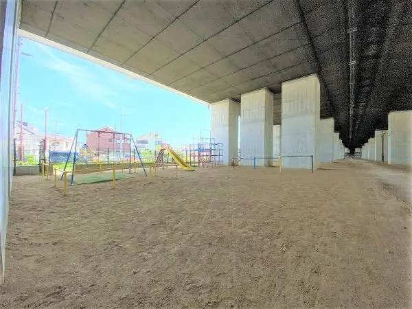 徒歩1分。マンションの向かいにあるため、小さいお子様とも気軽に遊びに行くことができます。
